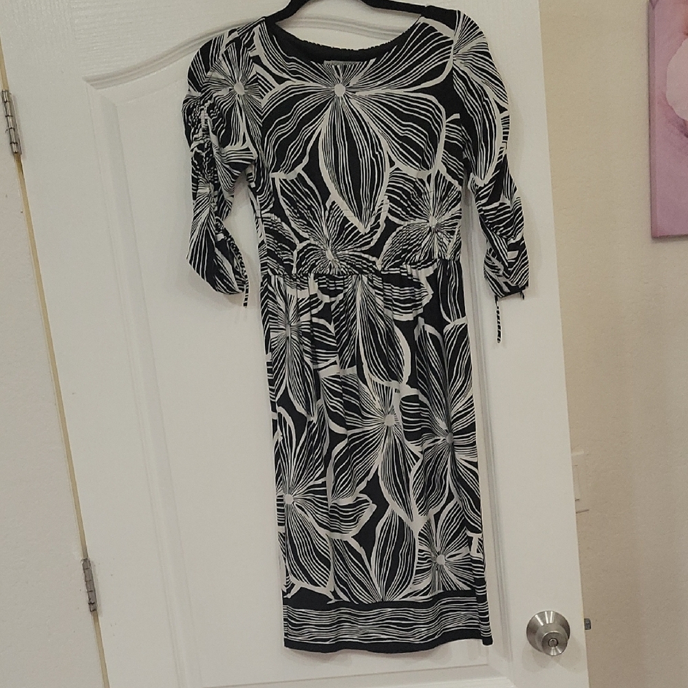 Maggy London Size 4 Elegant Black and White Floral Dress Half Sleeve Knee Length